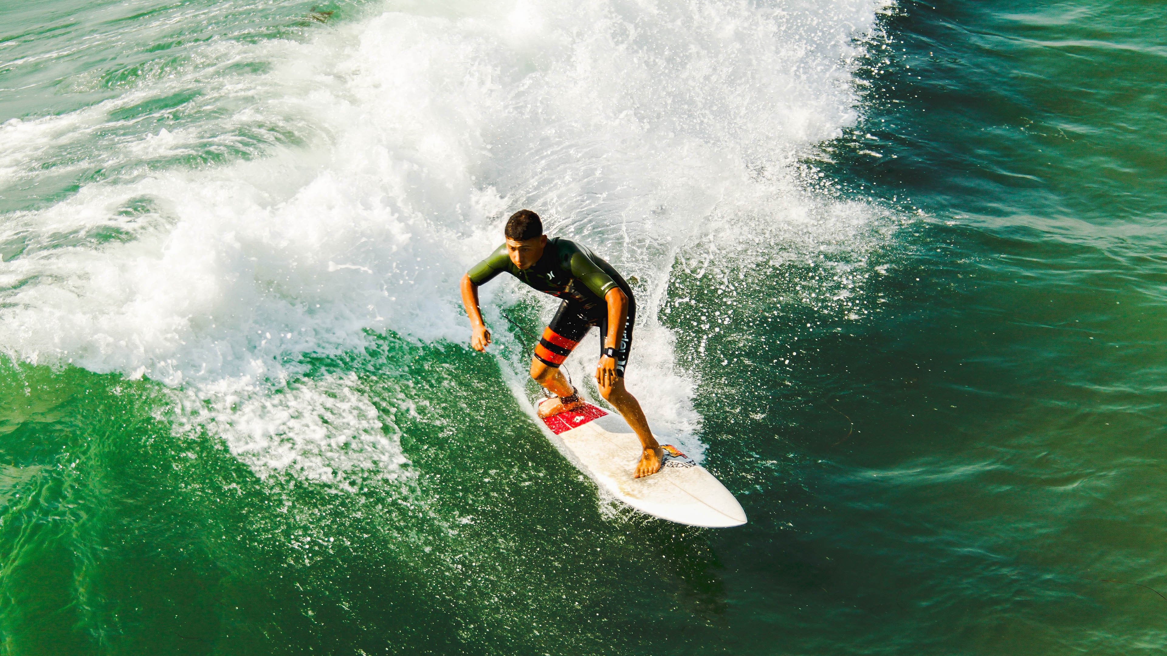 篮球技术精湛，精彩瞬间层出不穷，篮球技艺高超